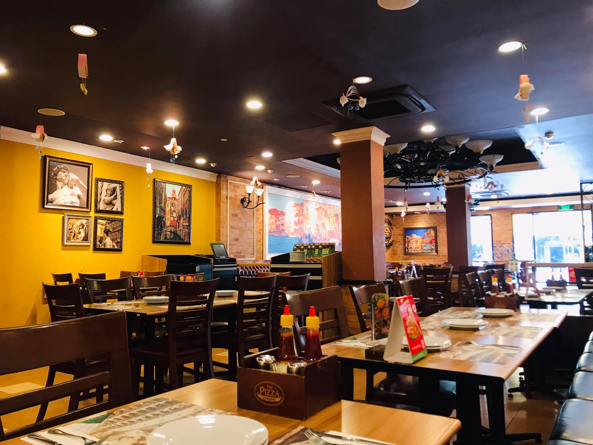 Nhà hàng ý Pizza Company được nhiều yêu thích bởi không gian rộng rãi