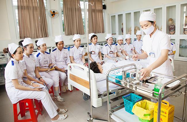 Sinh viên Khoa Điều dưỡng Đại học Duy Tânthực hành tại phòng thí nghí nghiệm chuyên môn