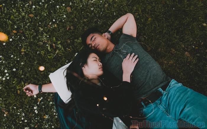 Những hình ảnh ôm người yêu ngủ đáng yêu, dễ thương và ngọt ngào nhất